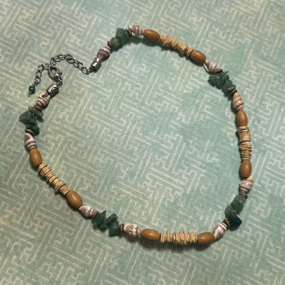 VINTAGE SHELL AND AVENTURINE NECKLACE
